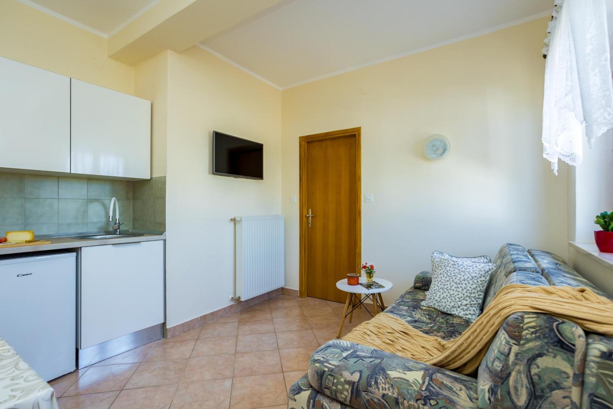 Apartments And Rooms Kod Keti Malinska Εξωτερικό φωτογραφία